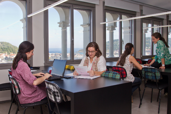 Tramitar la inscripción y si es necesario, realizar la entrevista;