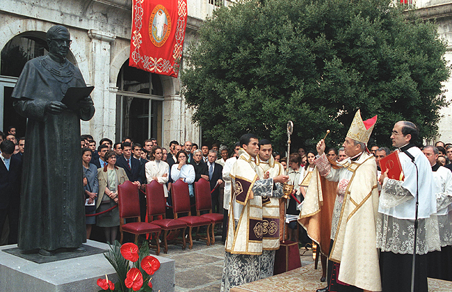 Estatua de san Josemaría